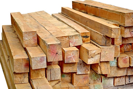 Chồng các thanh gỗ vuông xẻ thô, đầu được sơn phun.