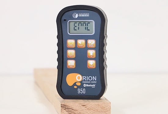 Orion 950 -kosteusmittari, jonka näytöllä näkyy EMC, lepää levyllä