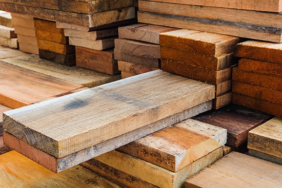 Piles de planches de bois brut